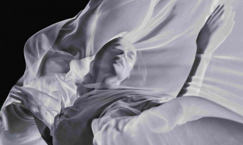 《元素》：2026倍耐力年历由SØLVE SUNDSBØ操刀，于布拉格市政之家发布